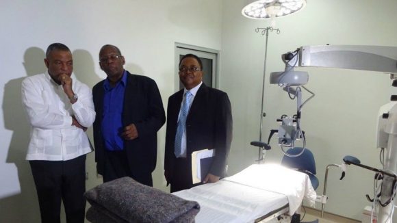 Jamaicas hälsominister, Hon. Horace Dalley (vänster); verkställande direktör för Caribbean Council for the Blind, Arvel Grant (mitten); verkställande direktör för Mandeville Regional Hospital, Alwyn Miller (höger).