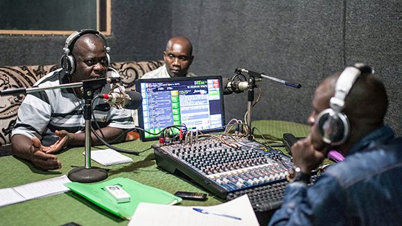 Direktsändning i radio där programledarna diskuterar projektet med massdistribution av läkemedel för att skydda mot försummade tropiska sjukdomar.
