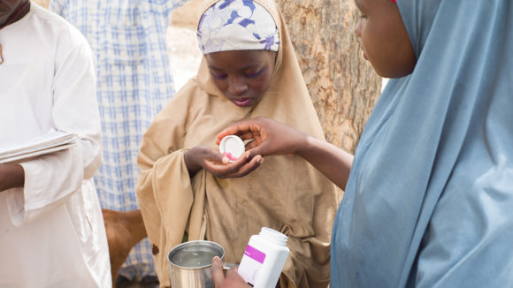 En flicka i Kenya får medicin som skyddar mot flodblindhet och lymfatisk filariasis.