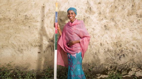 Baraka Ango står med en doseringsstav i Nigeria.