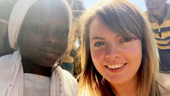 Rebecca tar en selfie med Dorcas i Nigeria.