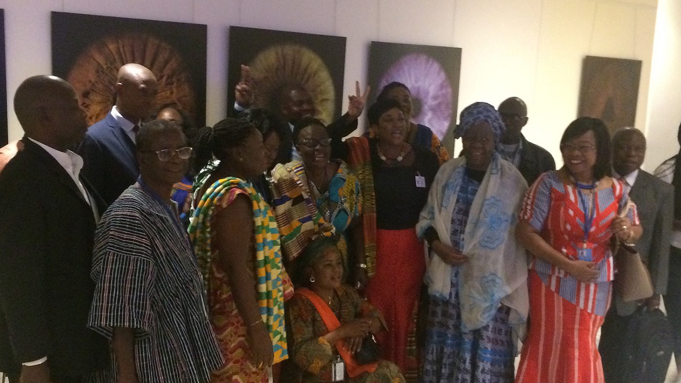 En stor grupp människor från Ghana firar att Gertrude valdes in i kommittén.