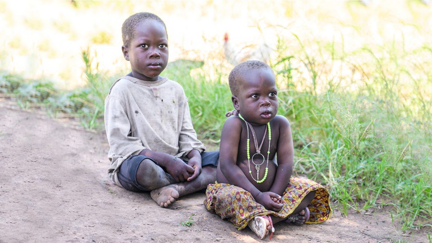 Med din hjälp kan vi utrota flodblindhet i Uganda och skydda framtida generationer och barn som Obali (till vänster) och Abdoc.
