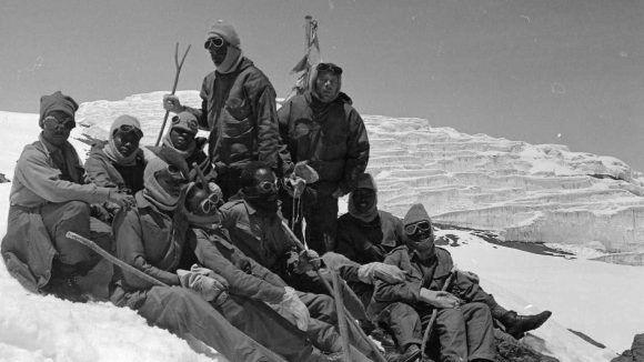 Ett team med klättrare med nedsatt syn vilar efter att ha nått toppen på Kilimanjaro 1969.