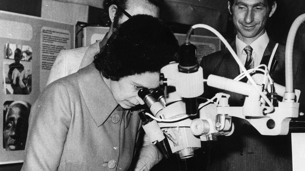 Drottningen besöker Sightsavers högkvarter 1971.