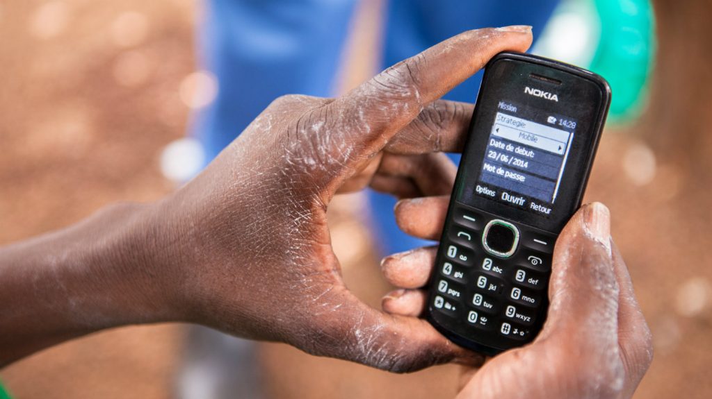 En mobiltelefon som används för att samla in information.