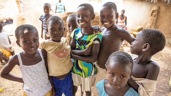 Barn som ler in i kameran efter den sista kampanjen för trakombehandling i Yendi, norra Ghana.
