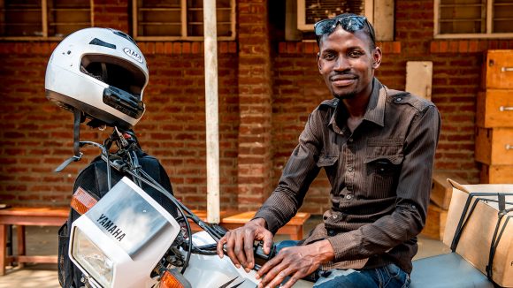 Madalitso Nyangulu sitter på sin motorcykel.