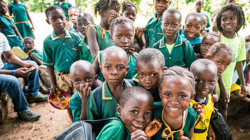 Barn på en skola med inkluderande utbildning i Sierra Leone.