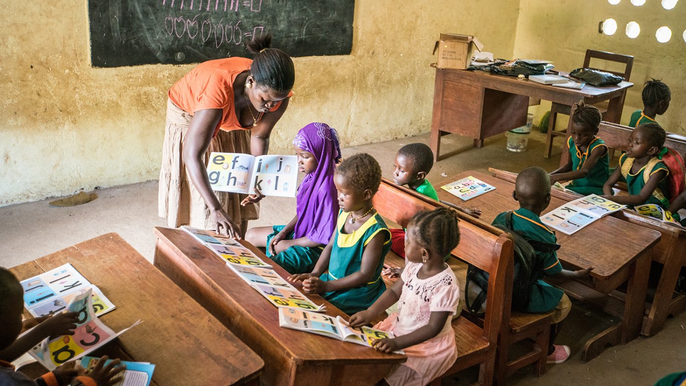 Läraren Hassanatu hjälper barn i Sierra Leone.