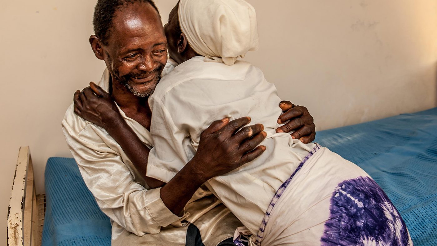 Winesi och hans fru kramas efter operationen