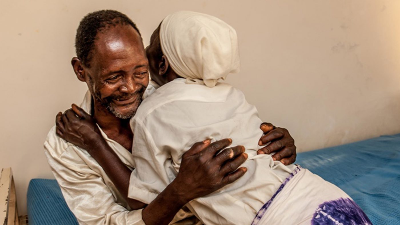 69-årige Winesi kramar sin fru och ler efter att ha genomgått en gråstarrsoperation.