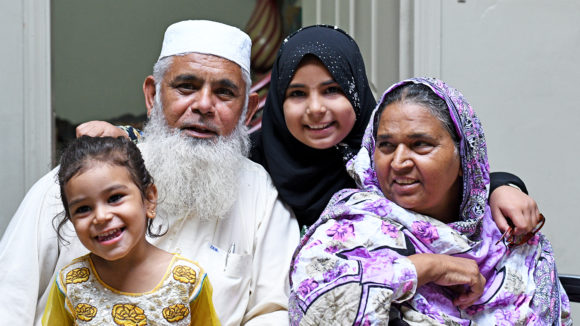 Naheed och Mahmoud tillsammans med sina barnbarn.