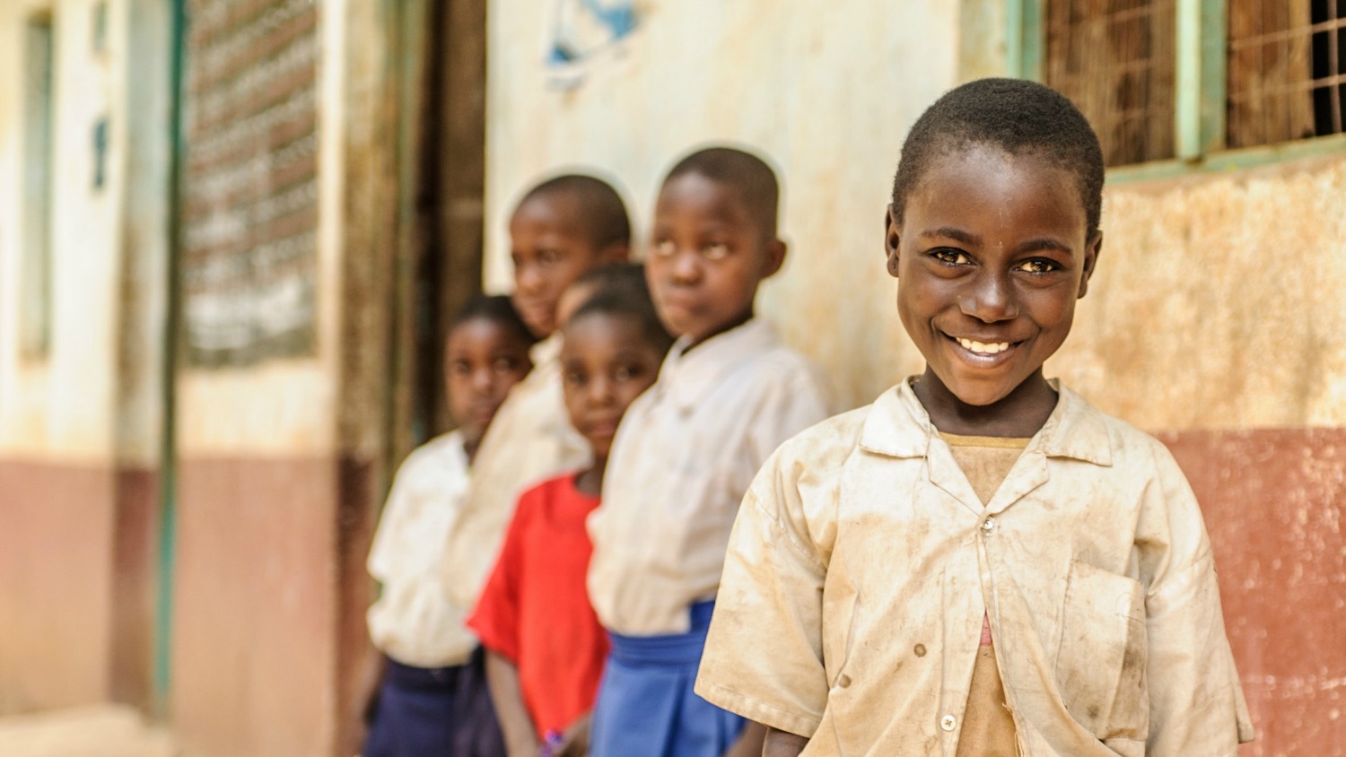 Zuhara från Tanzania står utanför sin skola