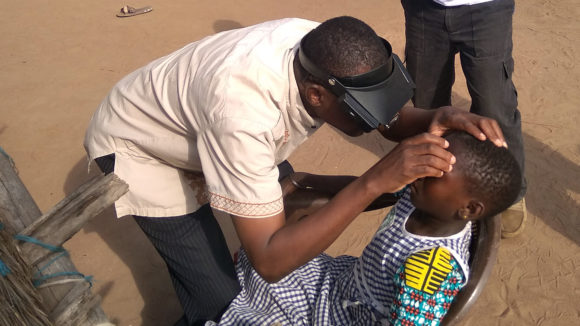 En lokal volontär i Elfenbenskusten lär sig att upptäcka trakom genom att undersöka ögonen på ett barn.