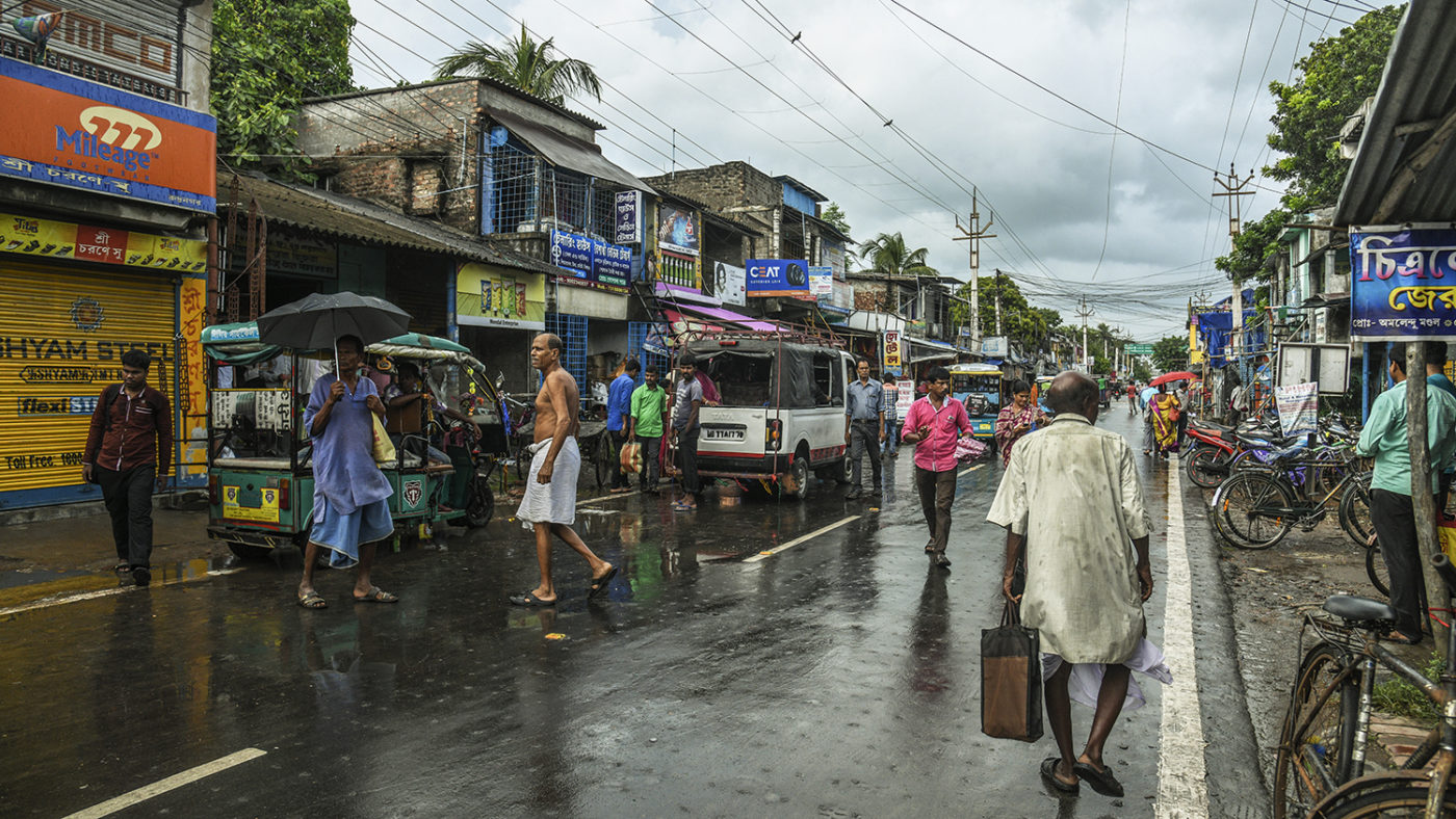 En gata full av affärer i Sundarban, Indien.