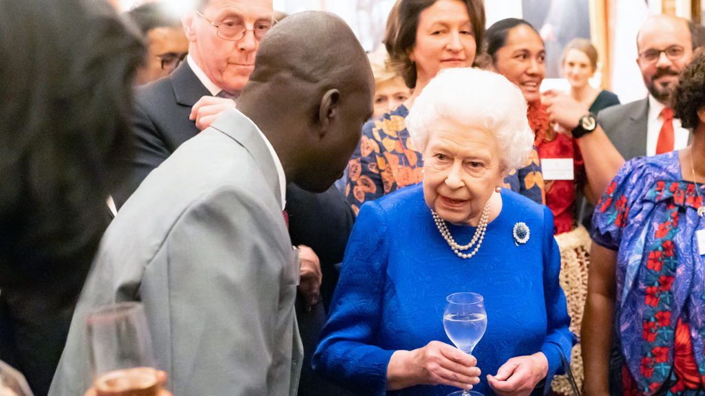 Samson Lokele pratar med drottning Elizabeth på Buckingham Palace.