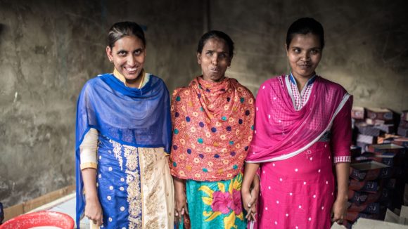 Juthika, Hanufa och Ranu, alla med nedsatt syn, fotograferade i sin workshop i Narsingdhi, Bangladesh.