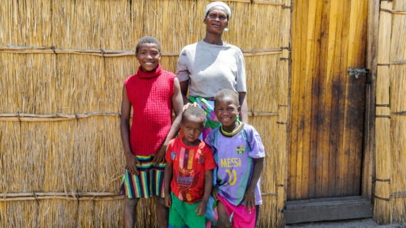 Namangola i sitt hem med sina barn. Alla fyra har behandlats mot trakom, en sjukdom som kan orsaka blindhet.