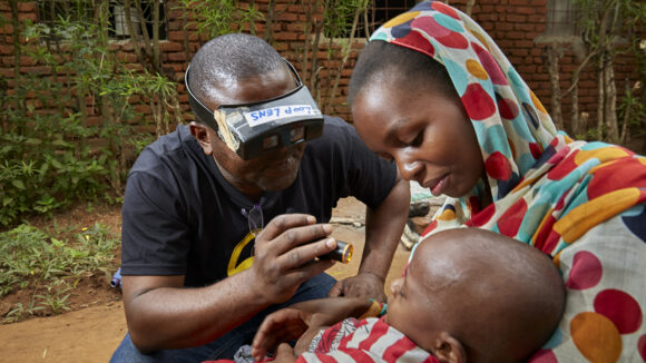 Ett barn får ögonen undersökta för trakom.